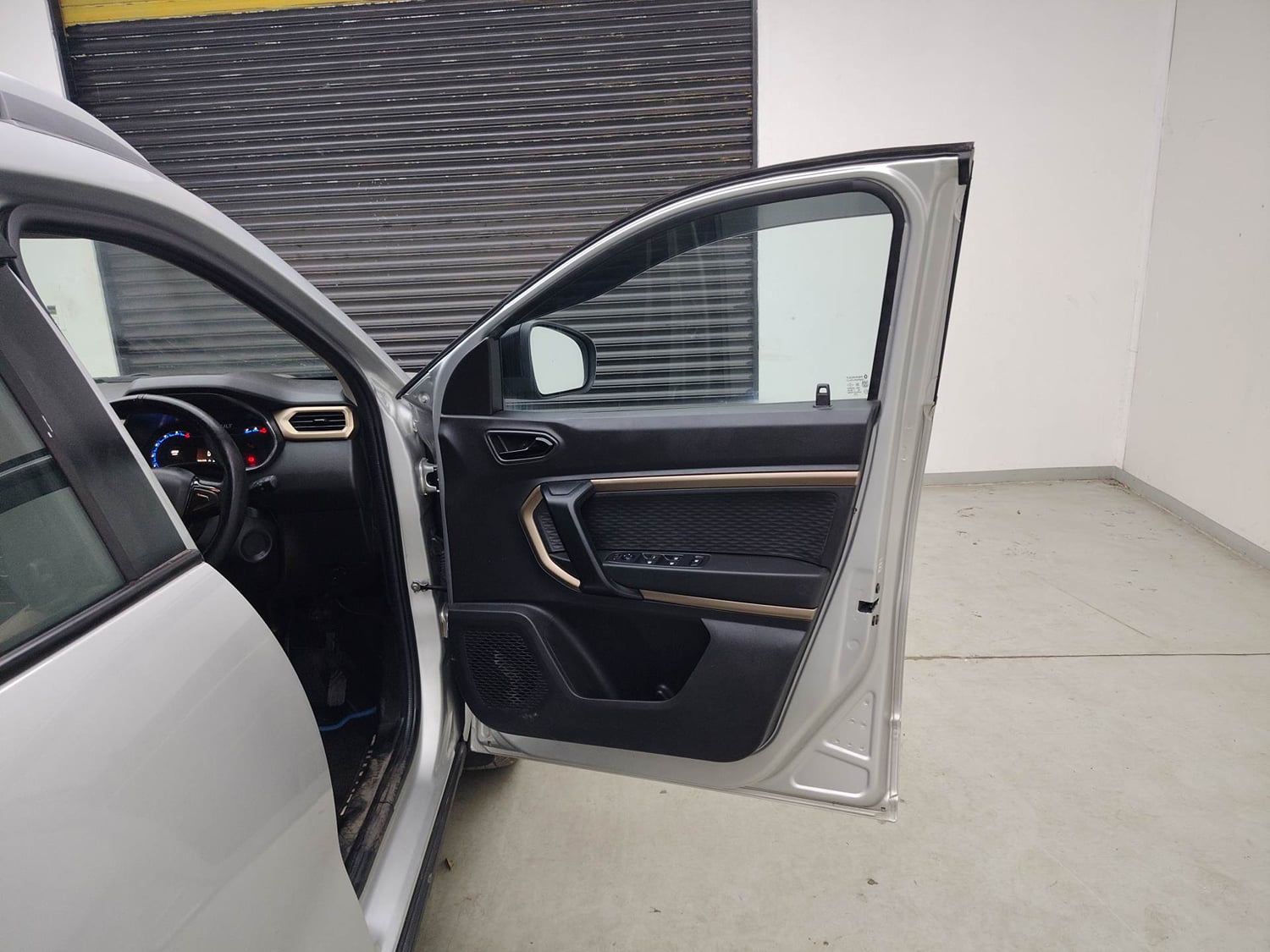 Used 2023 Renault Kiger RXT (O) MT Petrol Manual interior RIGHT FRONT DOOR OPEN VIEW