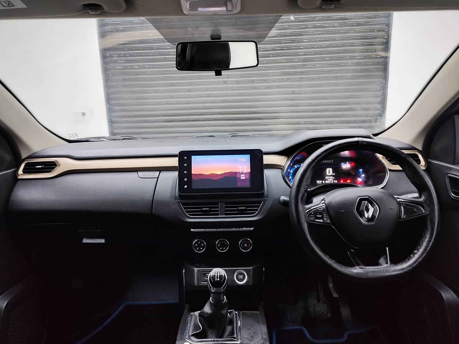 Used 2023 Renault Kiger RXT (O) MT Petrol Manual interior DASHBOARD VIEW