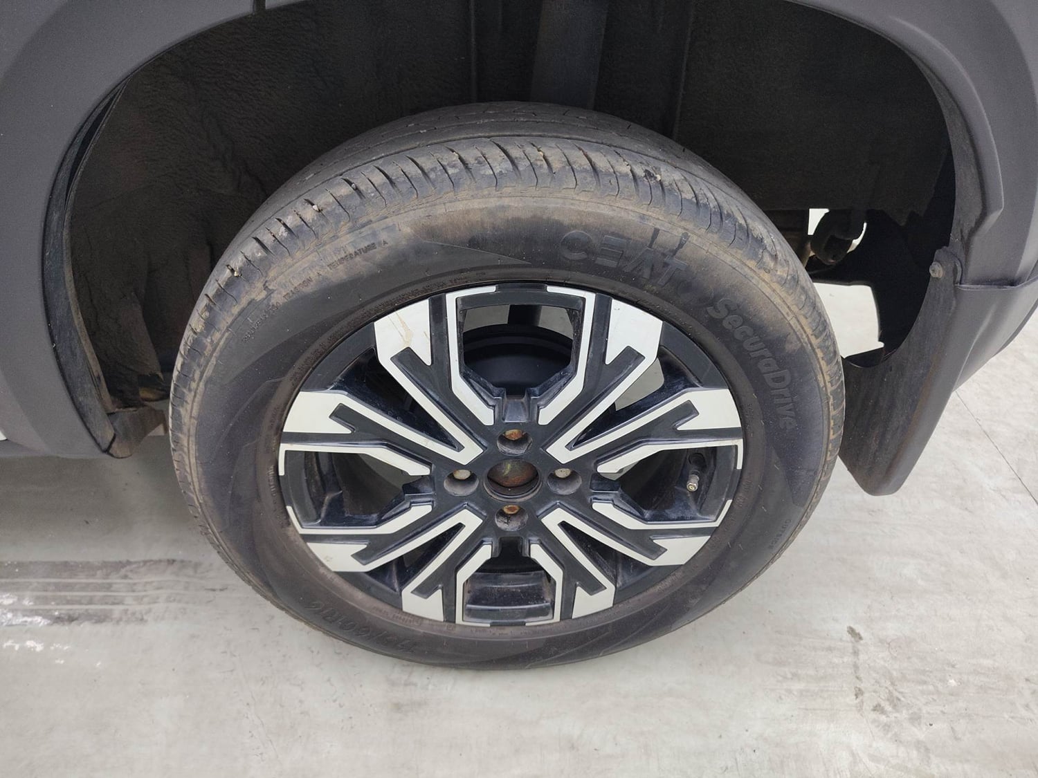 Used 2023 Renault Kiger RXT (O) MT Petrol Manual tyres LEFT REAR TYRE RIM VIEW