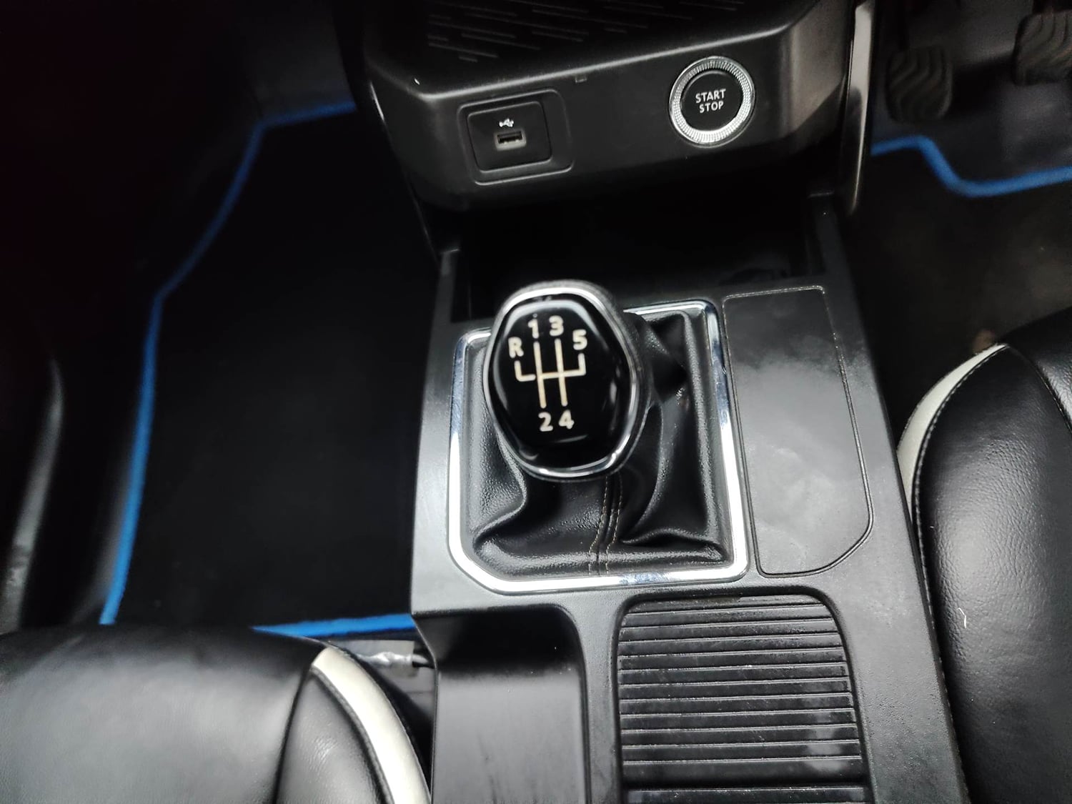 Used 2023 Renault Kiger RXT (O) MT Petrol Manual interior GEAR  KNOB VIEW