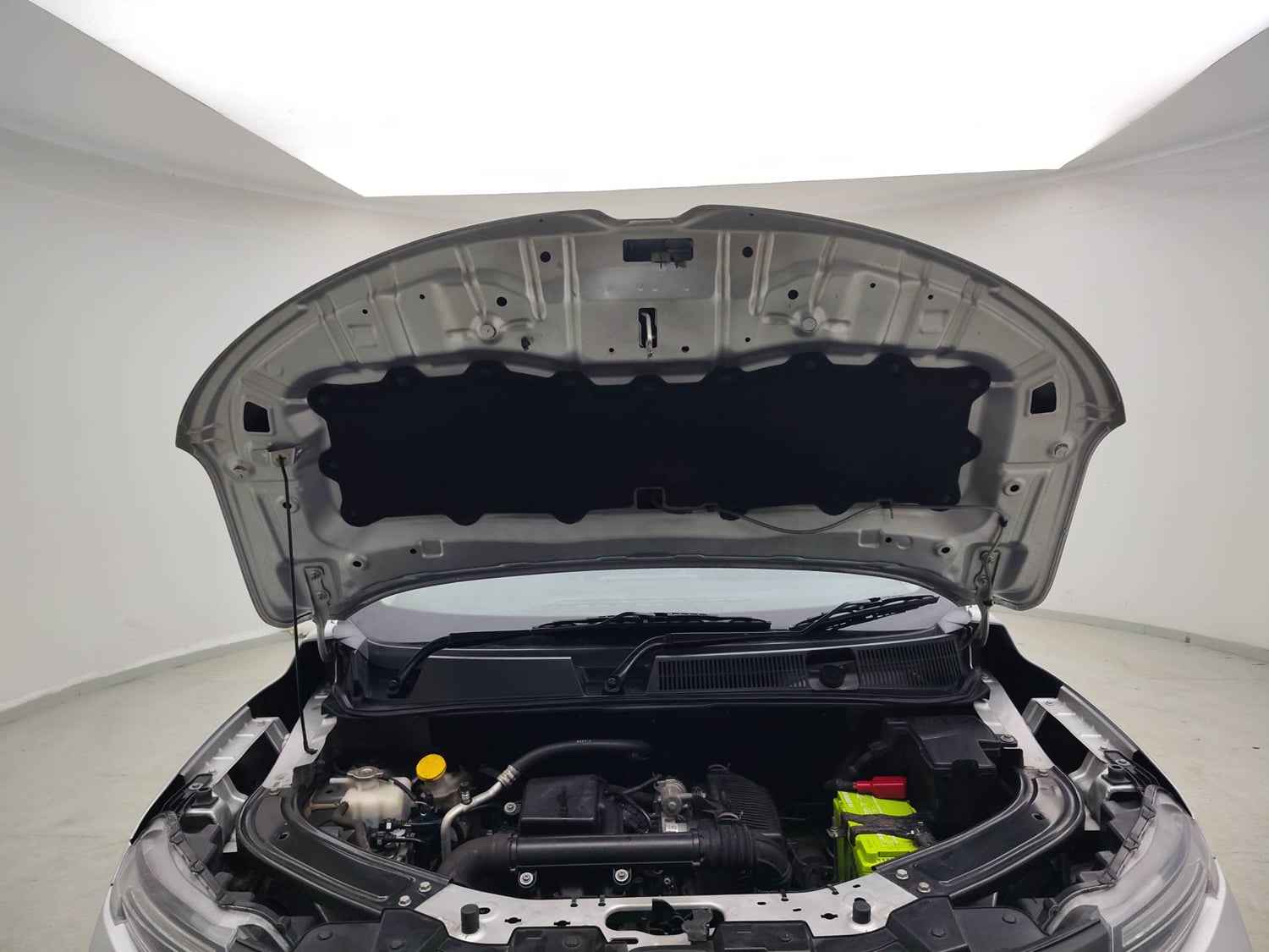 Used 2023 Renault Kiger RXT (O) MT Petrol Manual engine ENGINE & BONNET OPEN FRONT VIEW