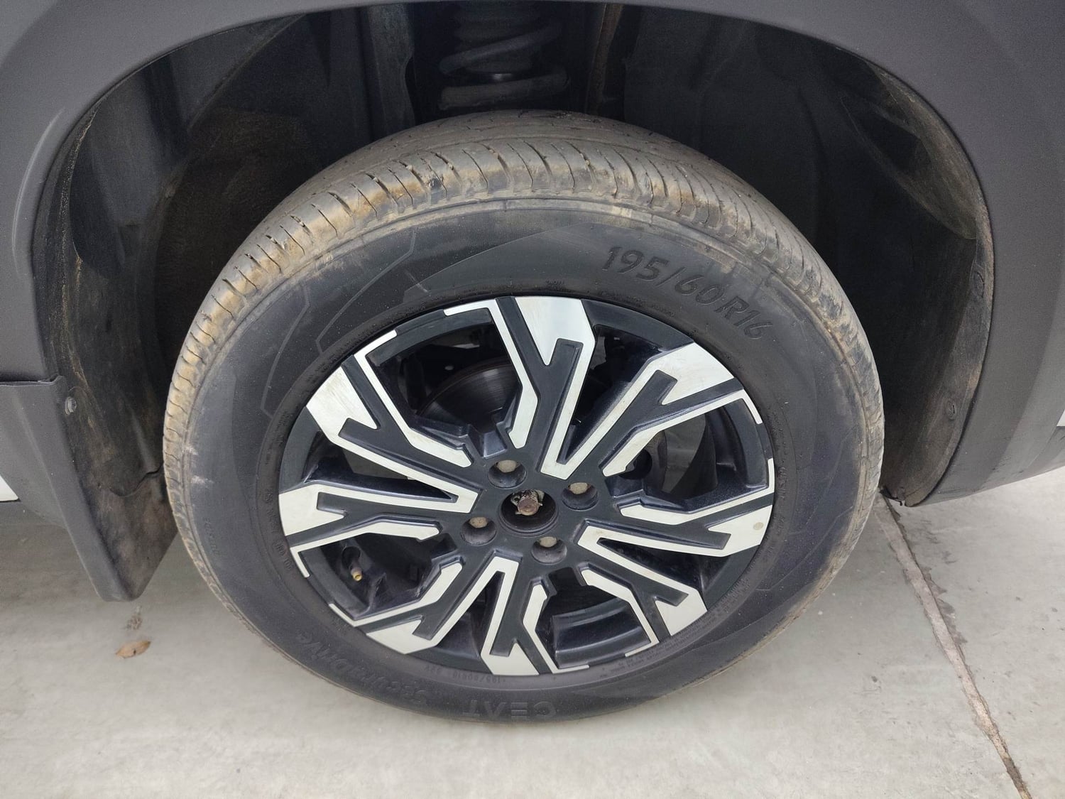 Used 2023 Renault Kiger RXT (O) MT Petrol Manual tyres RIGHT FRONT TYRE RIM VIEW