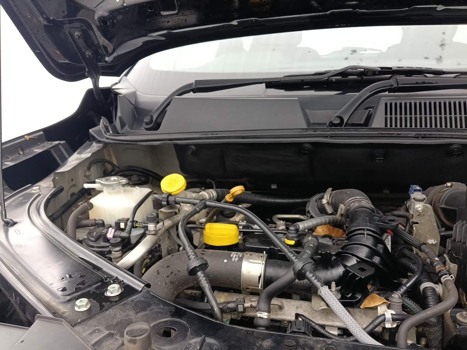 Used 2024 Renault Kiger RXZ Turbo CVT Petrol Automatic engine ENGINE RIGHT SIDE HINGE & APRON VIEW