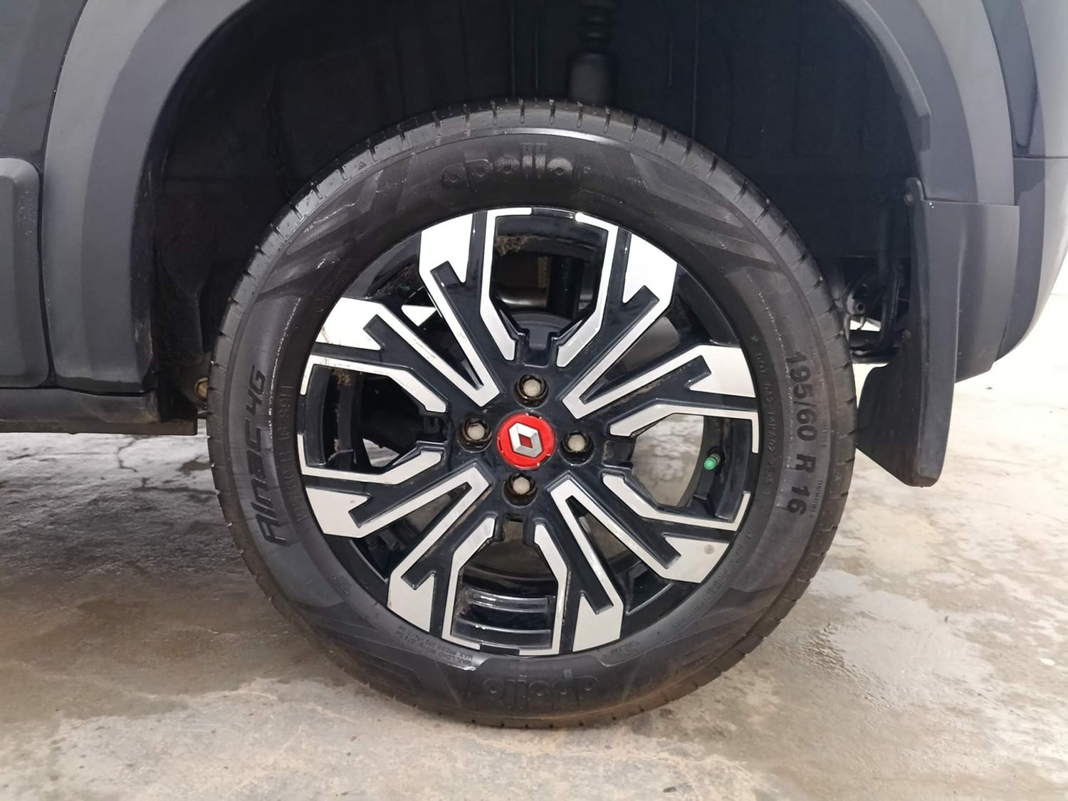 Used 2024 Renault Kiger RXZ Turbo CVT Petrol Automatic tyres LEFT REAR TYRE RIM VIEW