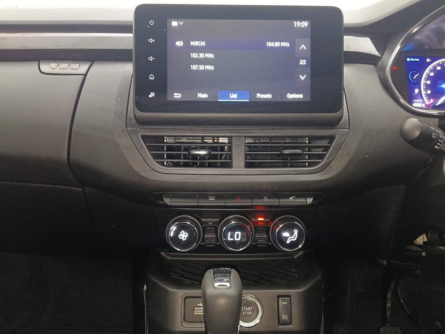 Used 2024 Renault Kiger RXZ Turbo CVT Petrol Automatic interior MUSIC SYSTEM & AC CONTROL VIEW