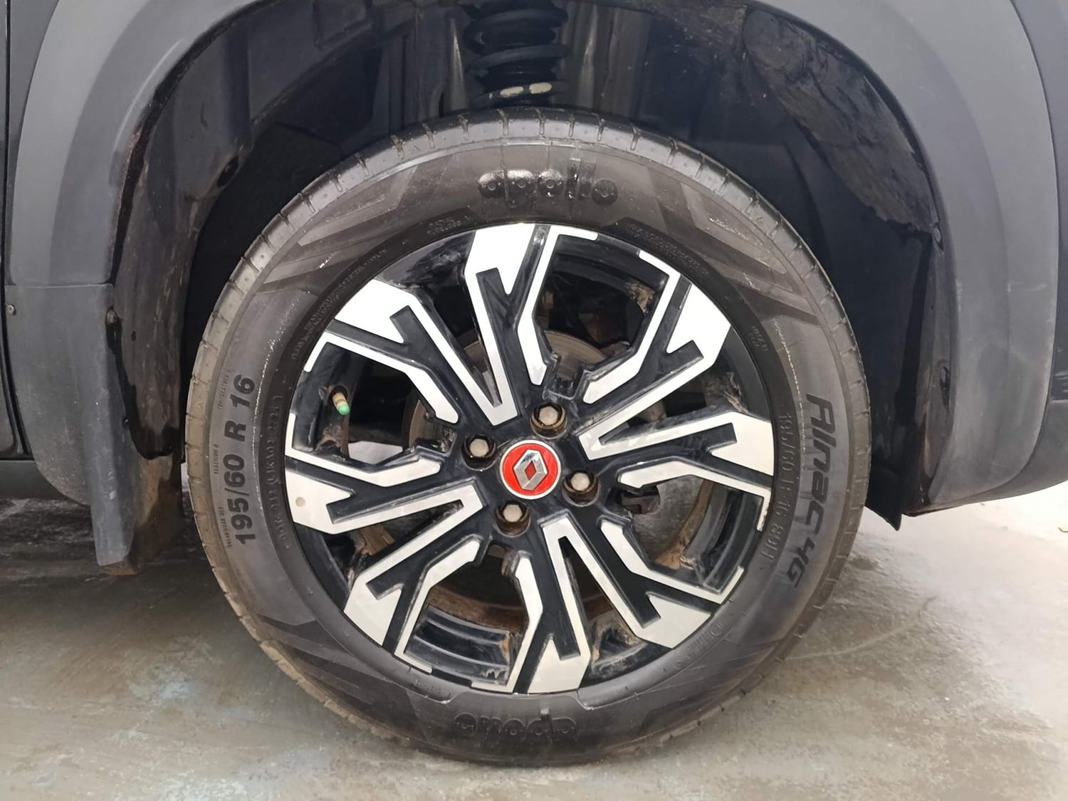 Used 2024 Renault Kiger RXZ Turbo CVT Petrol Automatic tyres RIGHT FRONT TYRE RIM VIEW