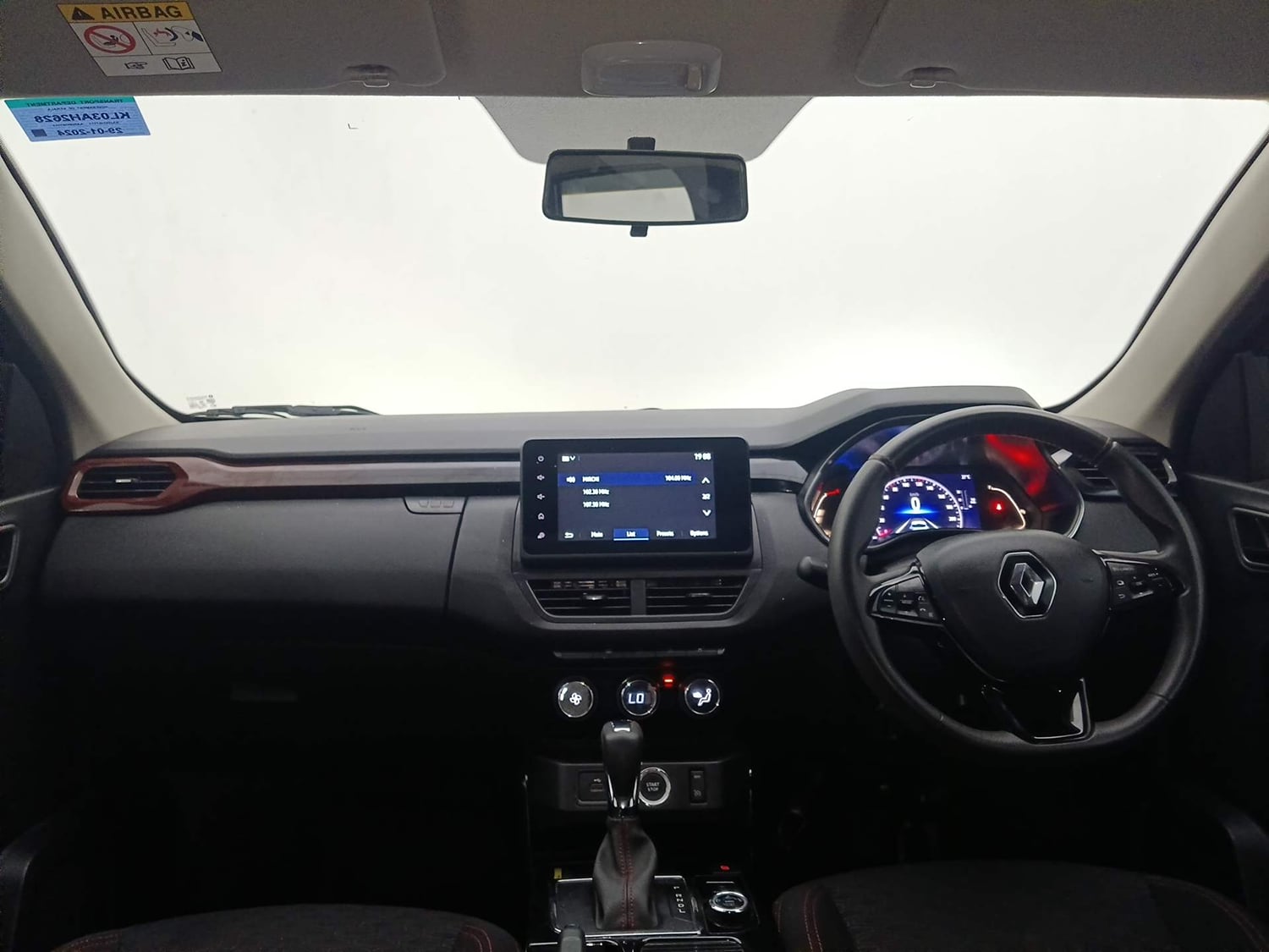 Used 2024 Renault Kiger RXZ Turbo CVT Petrol Automatic interior DASHBOARD VIEW
