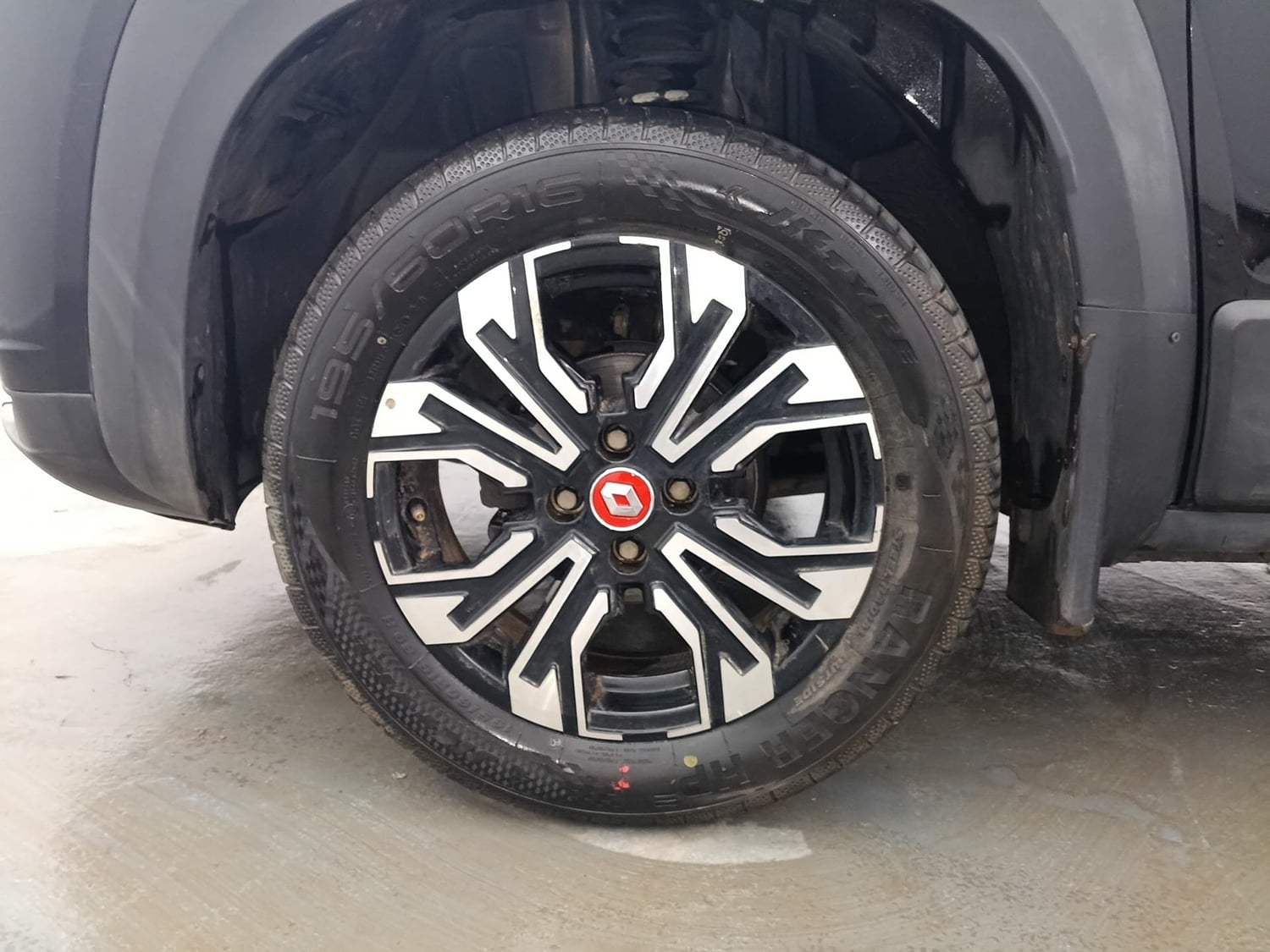 Used 2024 Renault Kiger RXZ Turbo CVT Petrol Automatic tyres LEFT FRONT TYRE RIM VIEW