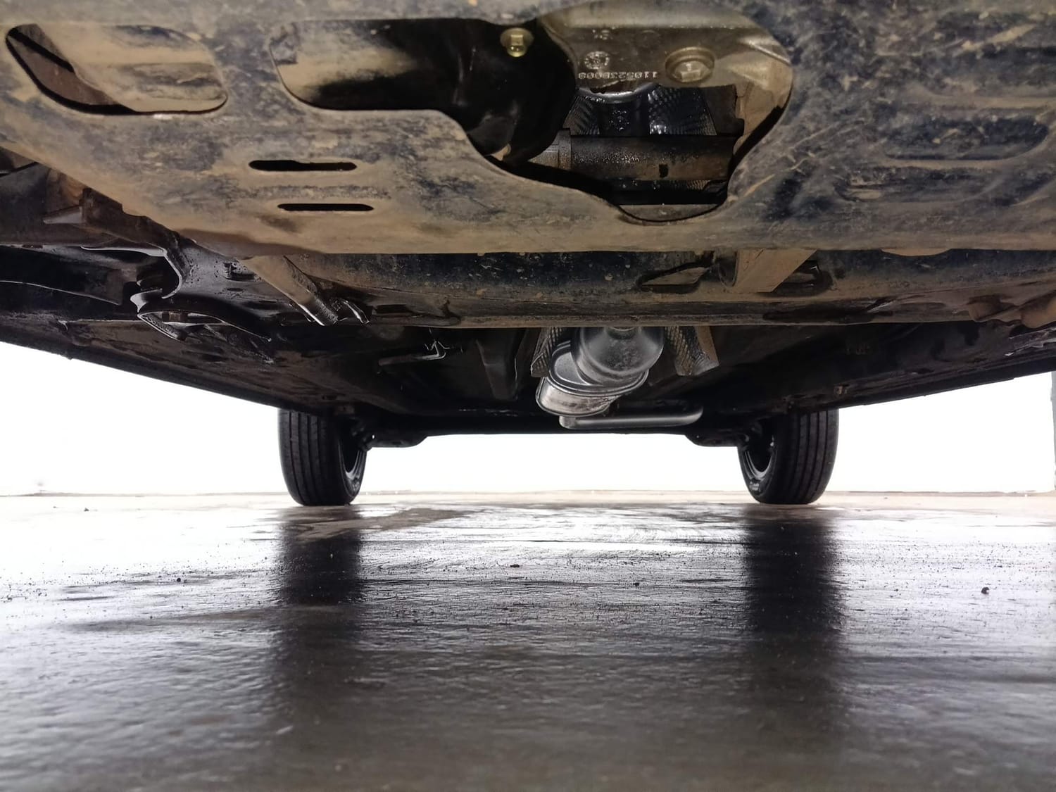 Used 2024 Renault Kiger RXZ Turbo CVT Petrol Automatic extra FRONT LEFT UNDERBODY VIEW
