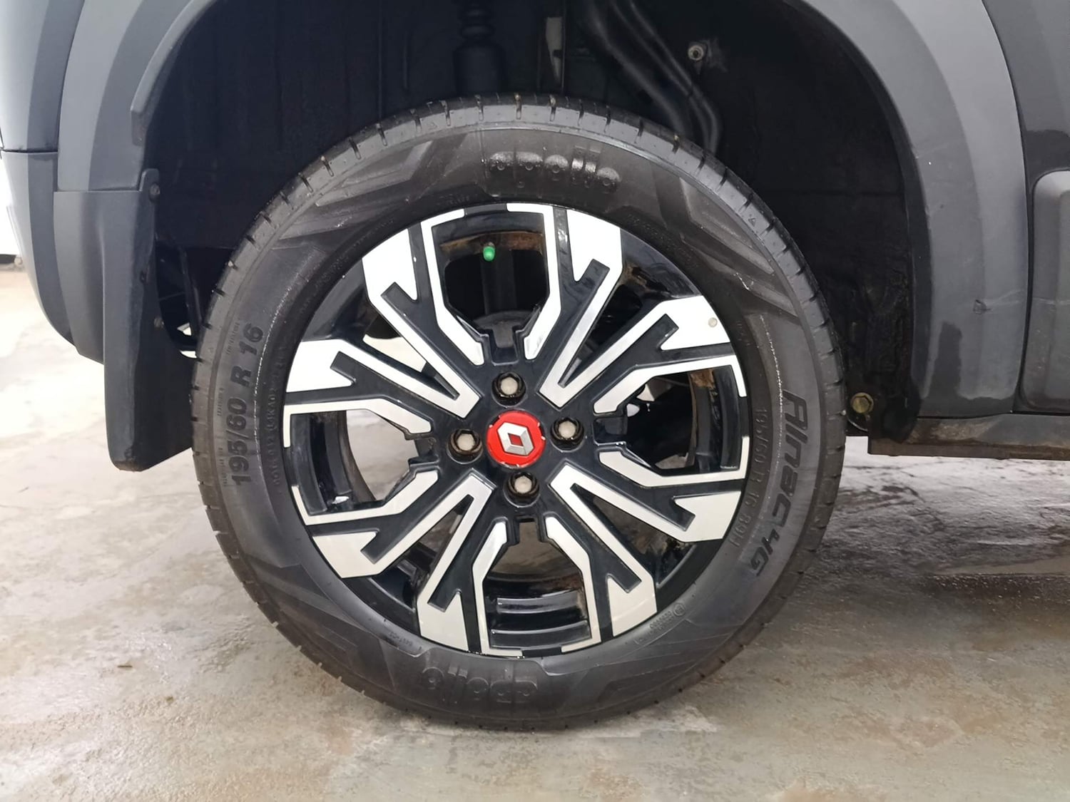 Used 2024 Renault Kiger RXZ Turbo CVT Petrol Automatic tyres RIGHT REAR TYRE RIM VIEW