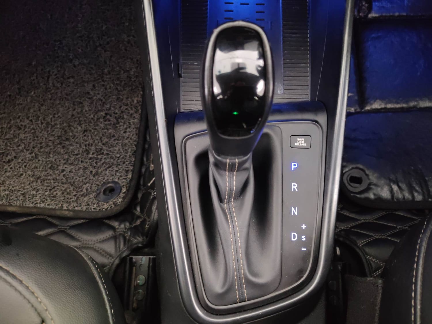 Used 2023 Hyundai New i20 Asta (O) 1.0 Turbo DCT Petrol Automatic interior GEAR  KNOB VIEW