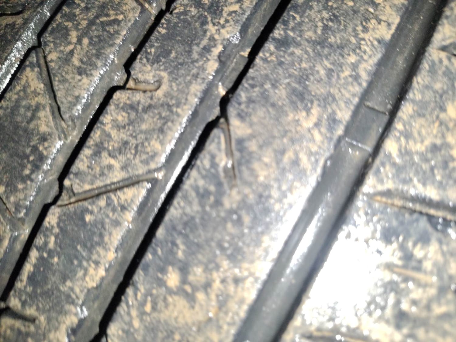 Used 2023 Hyundai New i20 Asta (O) 1.0 Turbo DCT Petrol Automatic tyres RIGHT FRONT TYRE TREAD VIEW