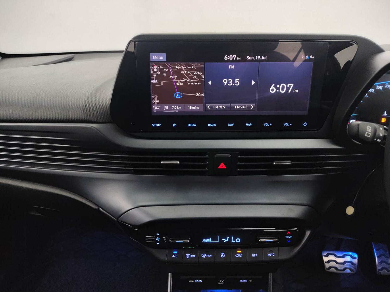 Used 2023 Hyundai New i20 Asta (O) 1.0 Turbo DCT Petrol Automatic interior MUSIC SYSTEM & AC CONTROL VIEW