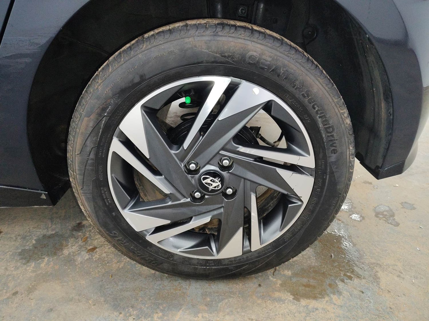 Used 2023 Hyundai New i20 Asta (O) 1.0 Turbo DCT Petrol Automatic tyres LEFT REAR TYRE RIM VIEW