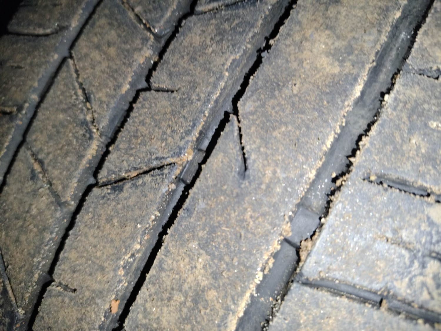 Used 2023 Hyundai New i20 Asta (O) 1.0 Turbo DCT Petrol Automatic tyres LEFT FRONT TYRE TREAD VIEW