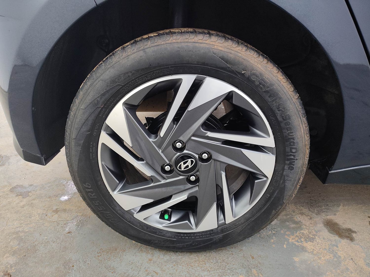 Used 2023 Hyundai New i20 Asta (O) 1.0 Turbo DCT Petrol Automatic tyres RIGHT REAR TYRE RIM VIEW