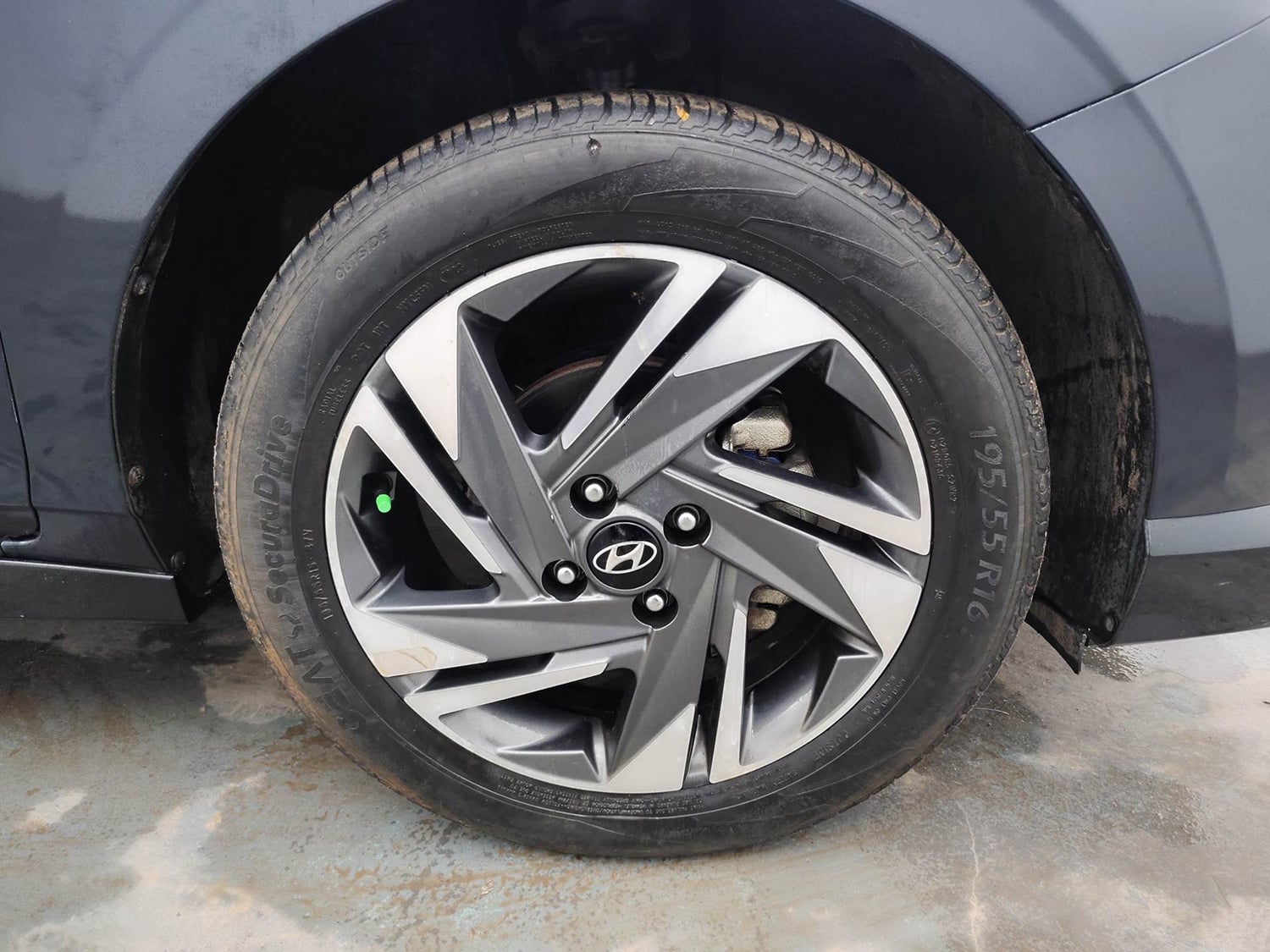 Used 2023 Hyundai New i20 Asta (O) 1.0 Turbo DCT Petrol Automatic tyres RIGHT FRONT TYRE RIM VIEW