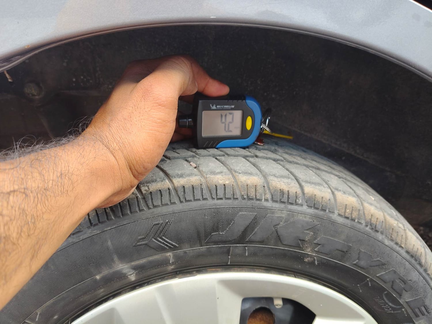 Used 2017 Maruti Suzuki Wagon R 1.0 VXI AMT Petrol Automatic tyres RIGHT REAR TYRE TREAD VIEW
