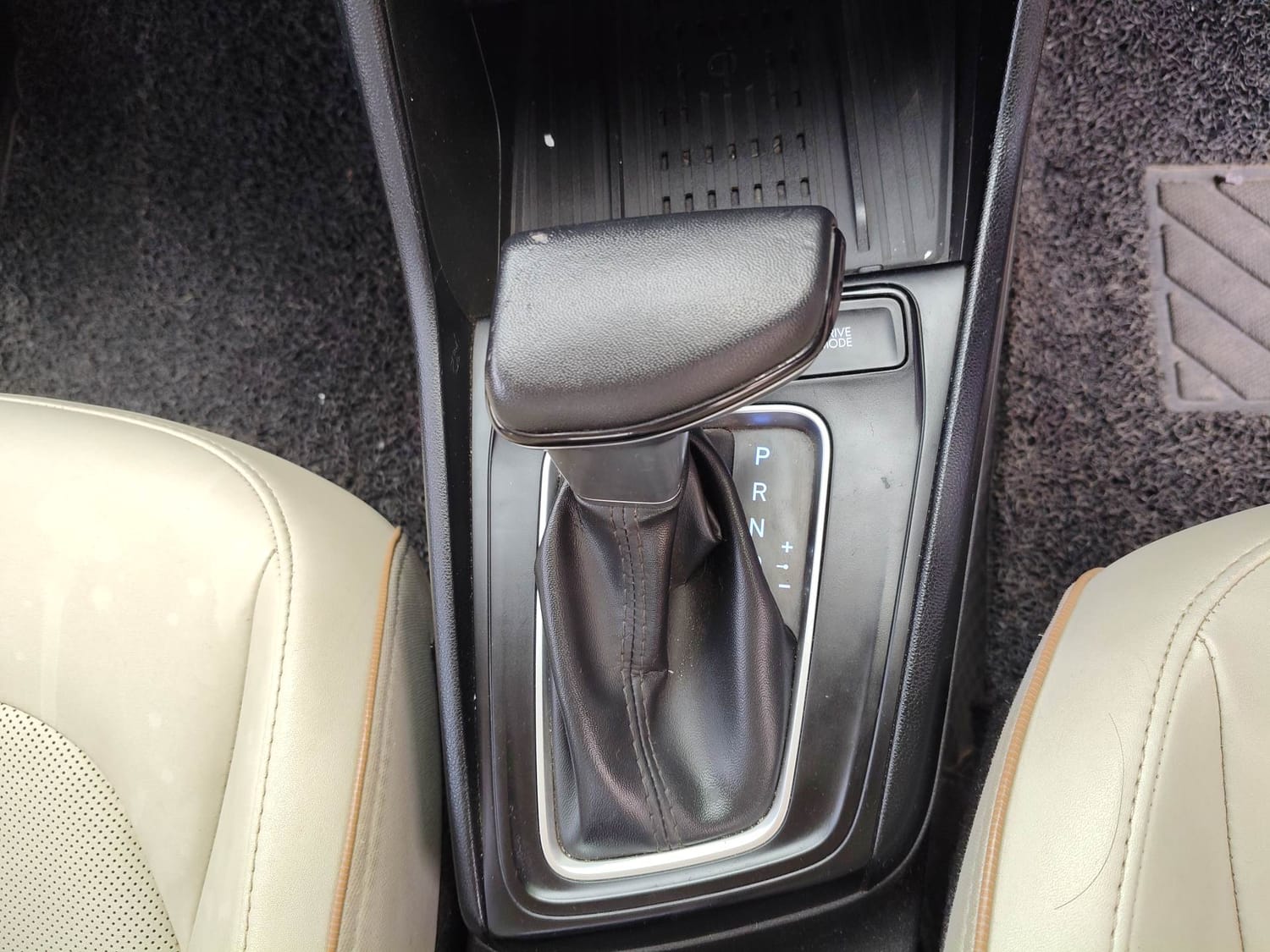 Used 2023 Hyundai Verna SX (O) 1.5 Petrol IVT Petrol Automatic interior GEAR  KNOB VIEW