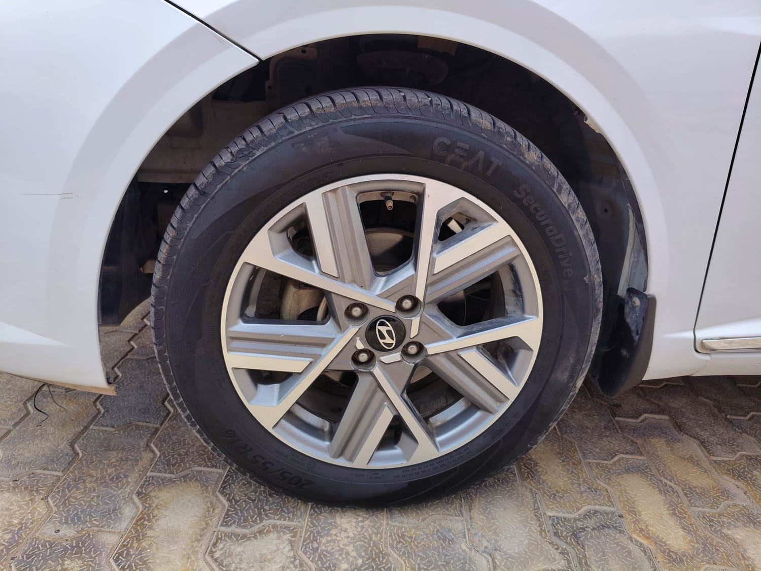 Used 2023 Hyundai Verna SX (O) 1.5 Petrol IVT Petrol Automatic tyres LEFT FRONT TYRE RIM VIEW