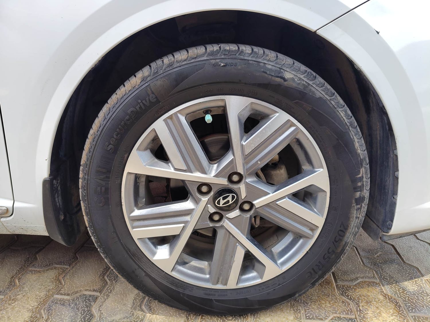 Used 2023 Hyundai Verna SX (O) 1.5 Petrol IVT Petrol Automatic tyres RIGHT FRONT TYRE RIM VIEW