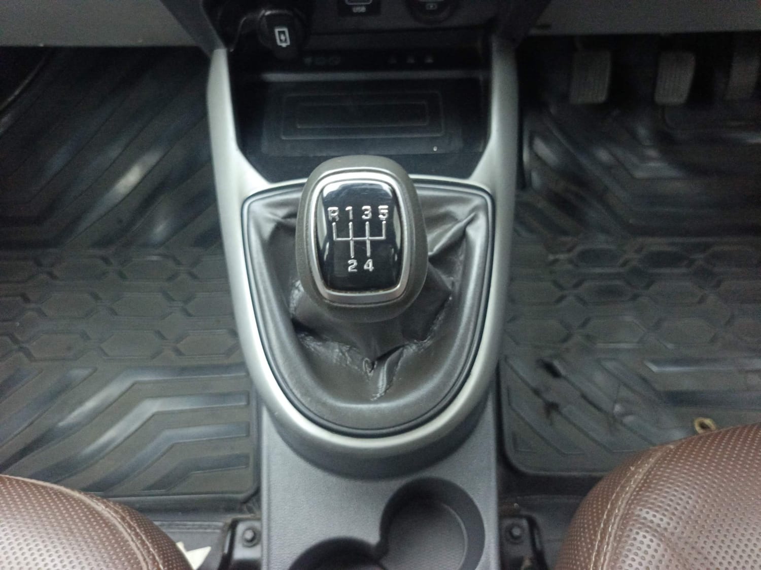 Used 2020 Hyundai Grand i10 Nios Asta U2 1.2 CRDi Diesel Manual interior GEAR  KNOB VIEW