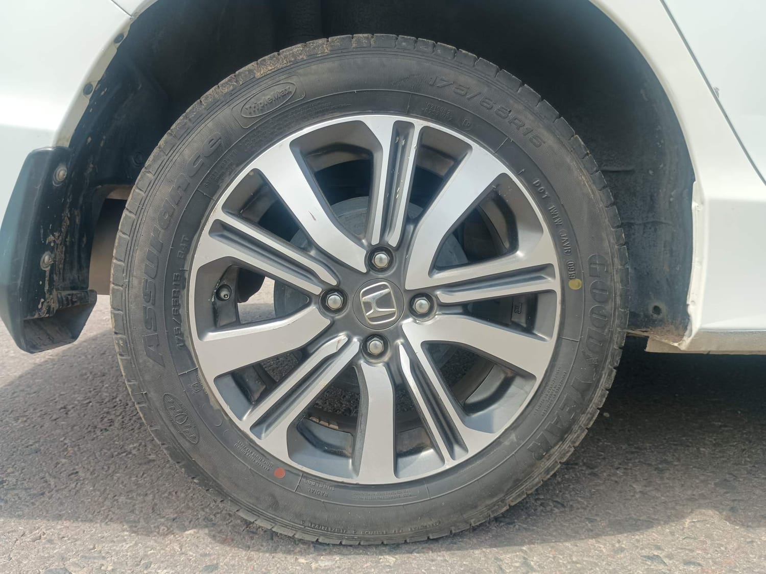 Used 2019 Honda City V Petrol Petrol Manual tyres RIGHT REAR TYRE RIM VIEW