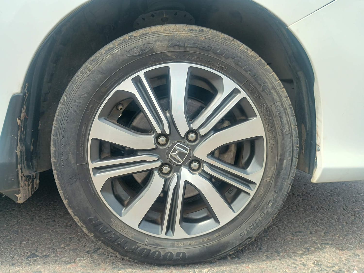 Used 2019 Honda City V Petrol Petrol Manual tyres RIGHT FRONT TYRE RIM VIEW