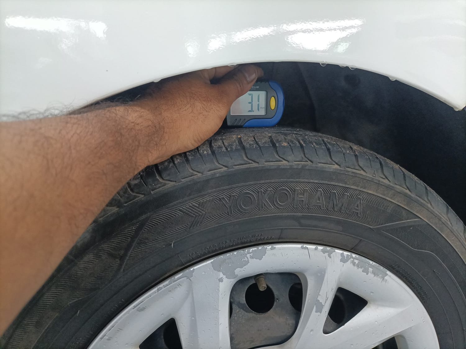 Used 2018 Hyundai Grand i10 Magna 1.2 Kappa VTVT Petrol Manual tyres RIGHT FRONT TYRE TREAD VIEW