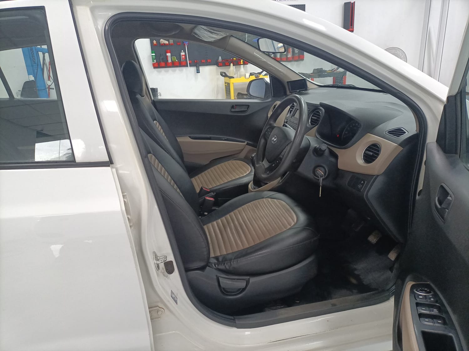 Used 2018 Hyundai Grand i10 Magna 1.2 Kappa VTVT Petrol Manual interior RIGHT SIDE FRONT DOOR CABIN VIEW