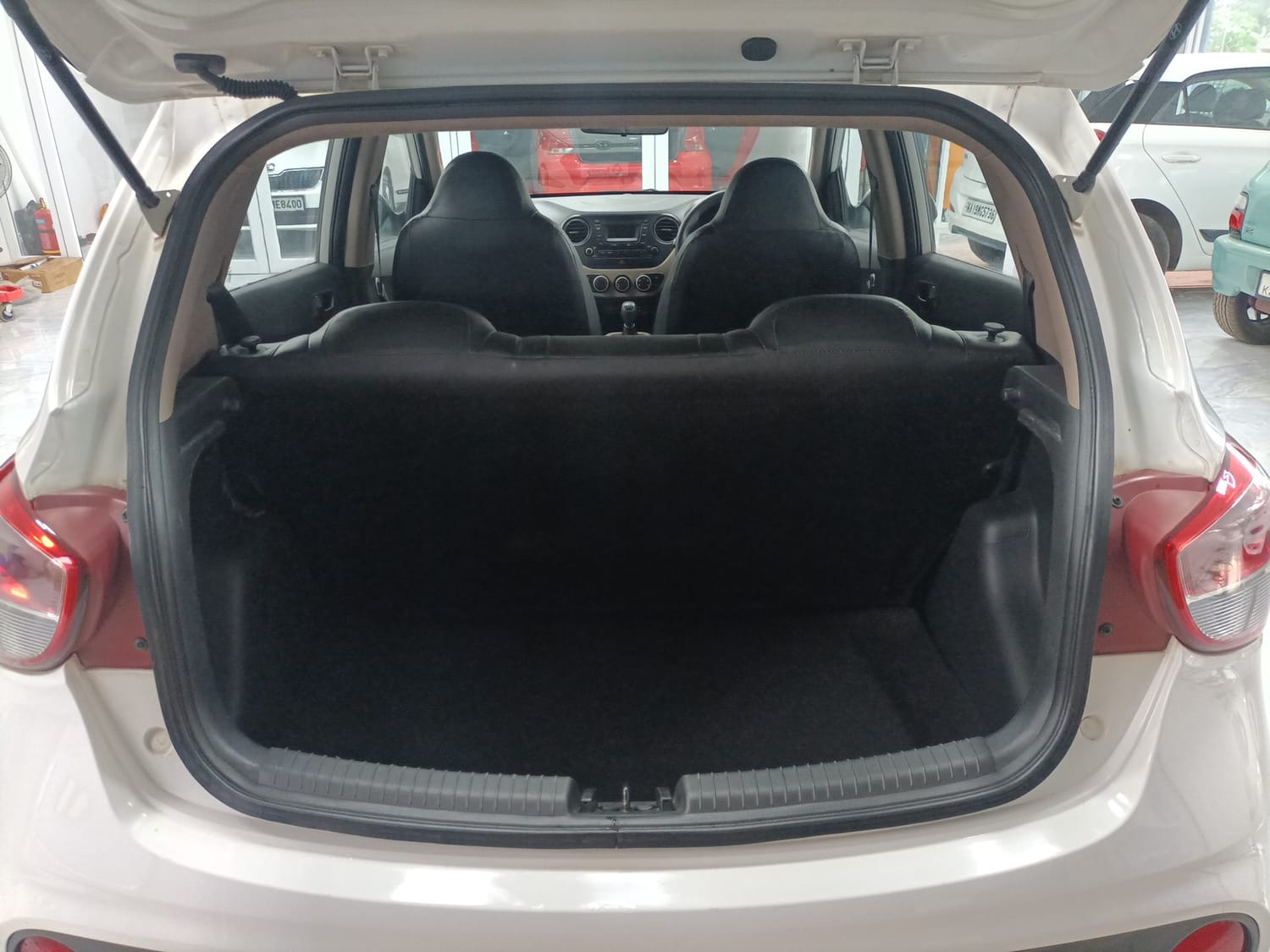 Used 2018 Hyundai Grand i10 Magna 1.2 Kappa VTVT Petrol Manual interior DICKY INSIDE VIEW