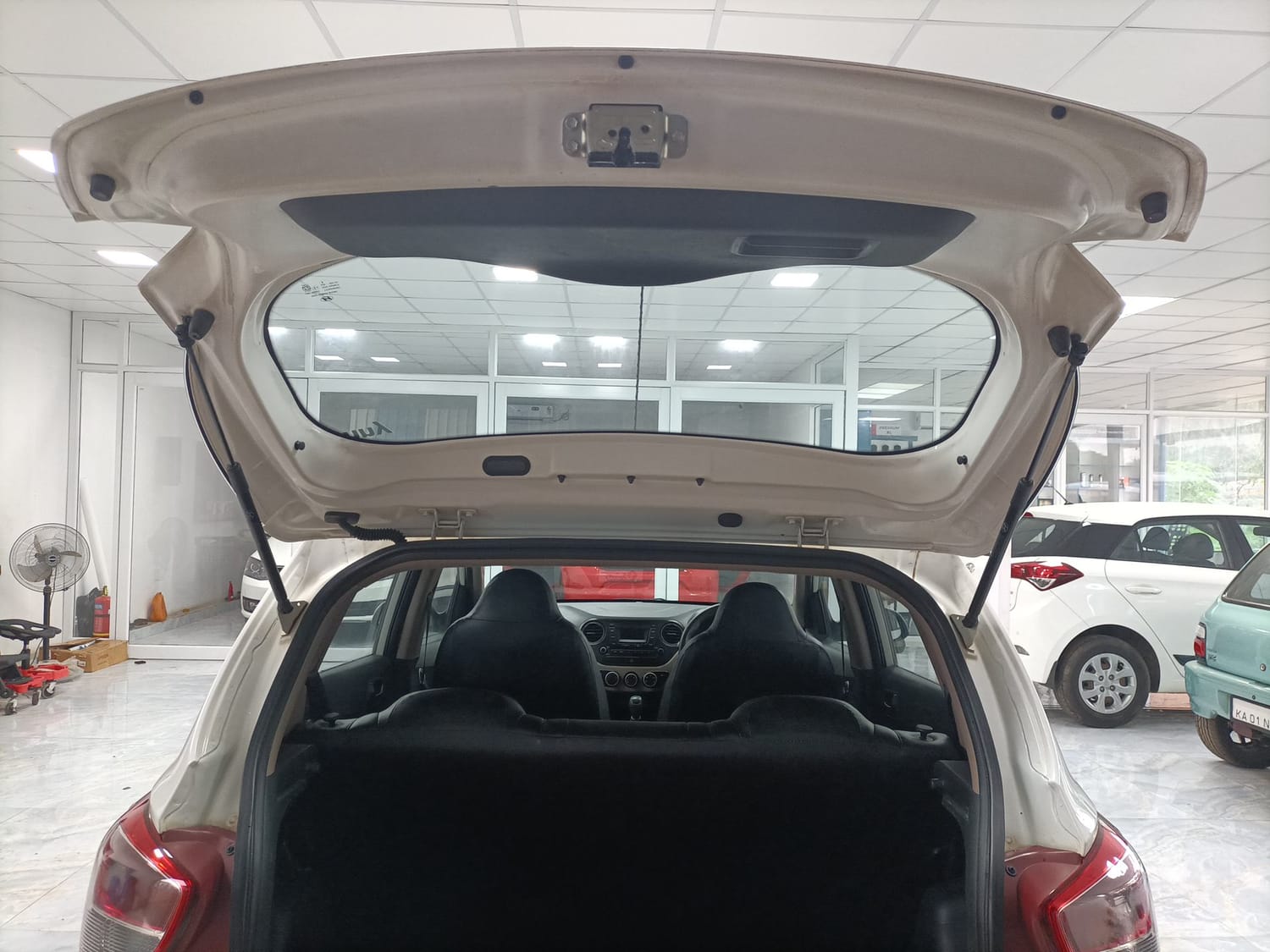 Used 2018 Hyundai Grand i10 Magna 1.2 Kappa VTVT Petrol Manual interior DICKY DOOR OPEN VIEW