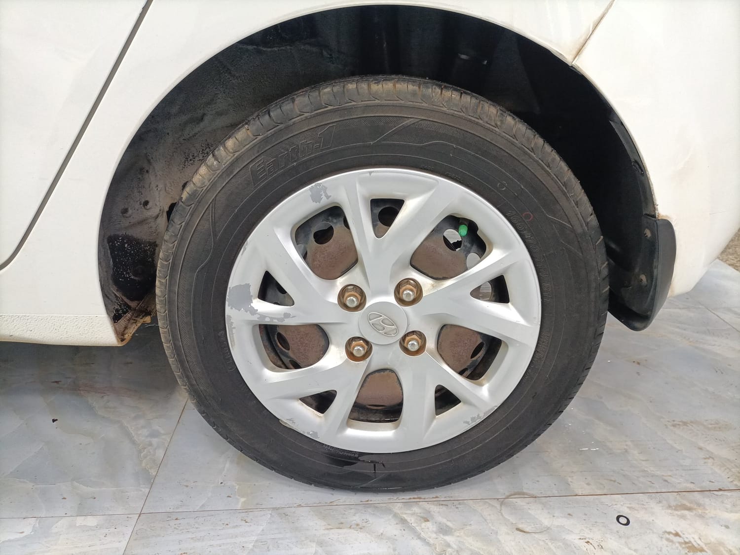 Used 2018 Hyundai Grand i10 Magna 1.2 Kappa VTVT Petrol Manual tyres LEFT REAR TYRE RIM VIEW
