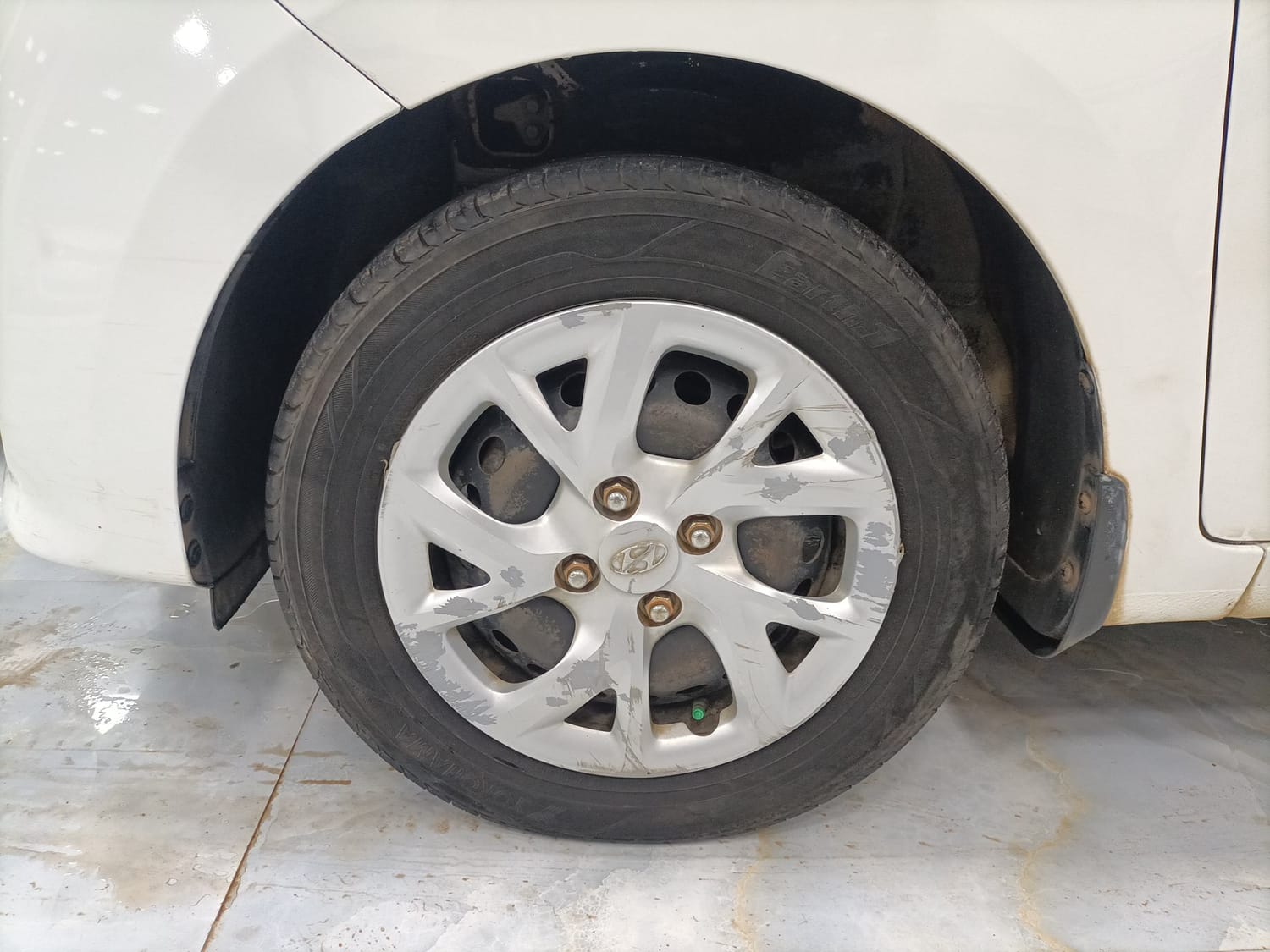 Used 2018 Hyundai Grand i10 Magna 1.2 Kappa VTVT Petrol Manual tyres LEFT FRONT TYRE RIM VIEW