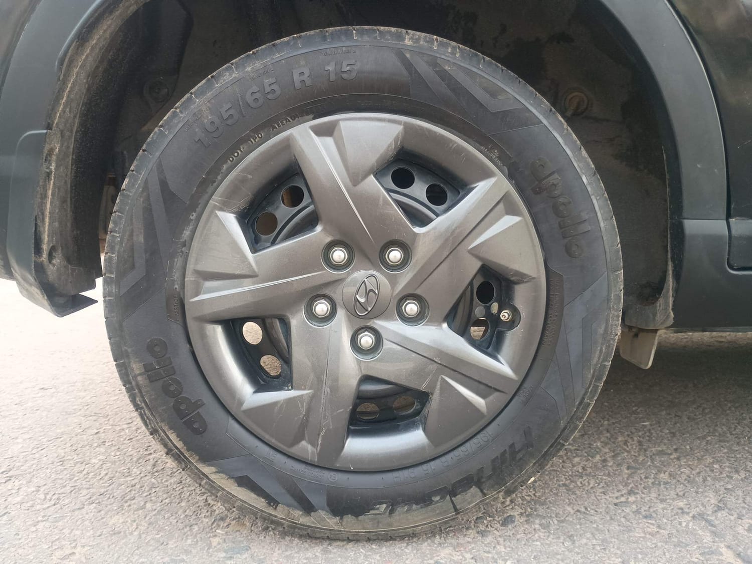 Used 2023 Hyundai Venue SX 1.2 Petrol Petrol Manual tyres RIGHT REAR TYRE RIM VIEW
