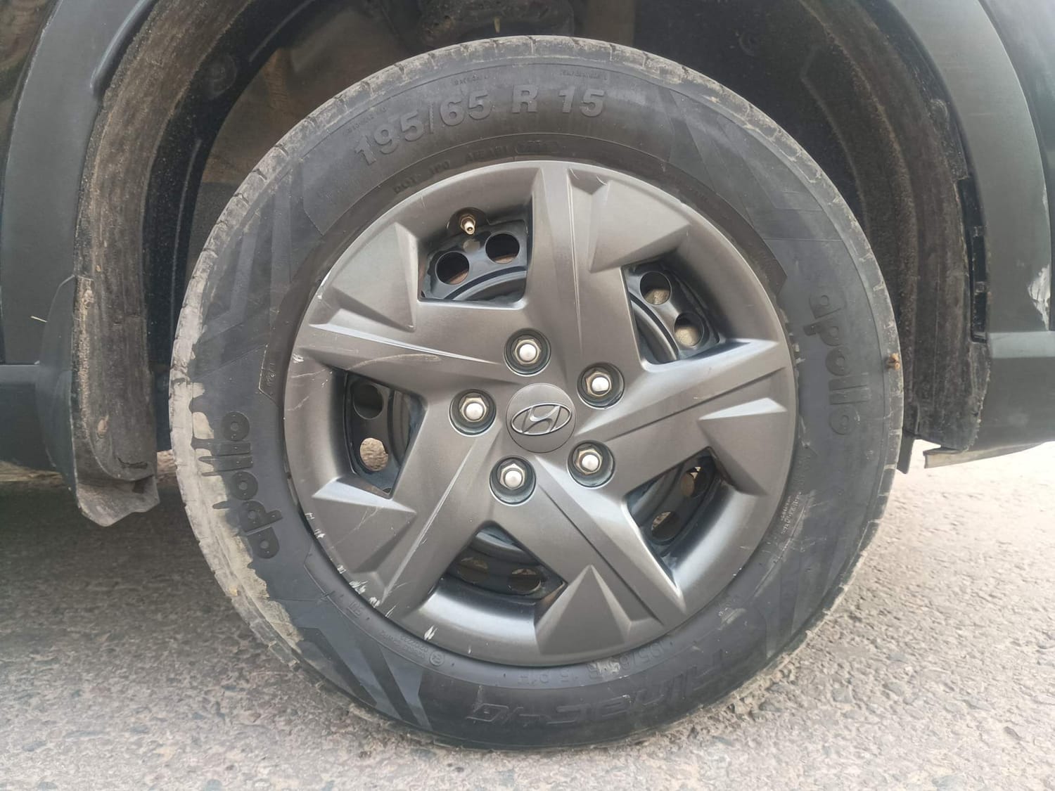 Used 2023 Hyundai Venue SX 1.2 Petrol Petrol Manual tyres RIGHT FRONT TYRE RIM VIEW