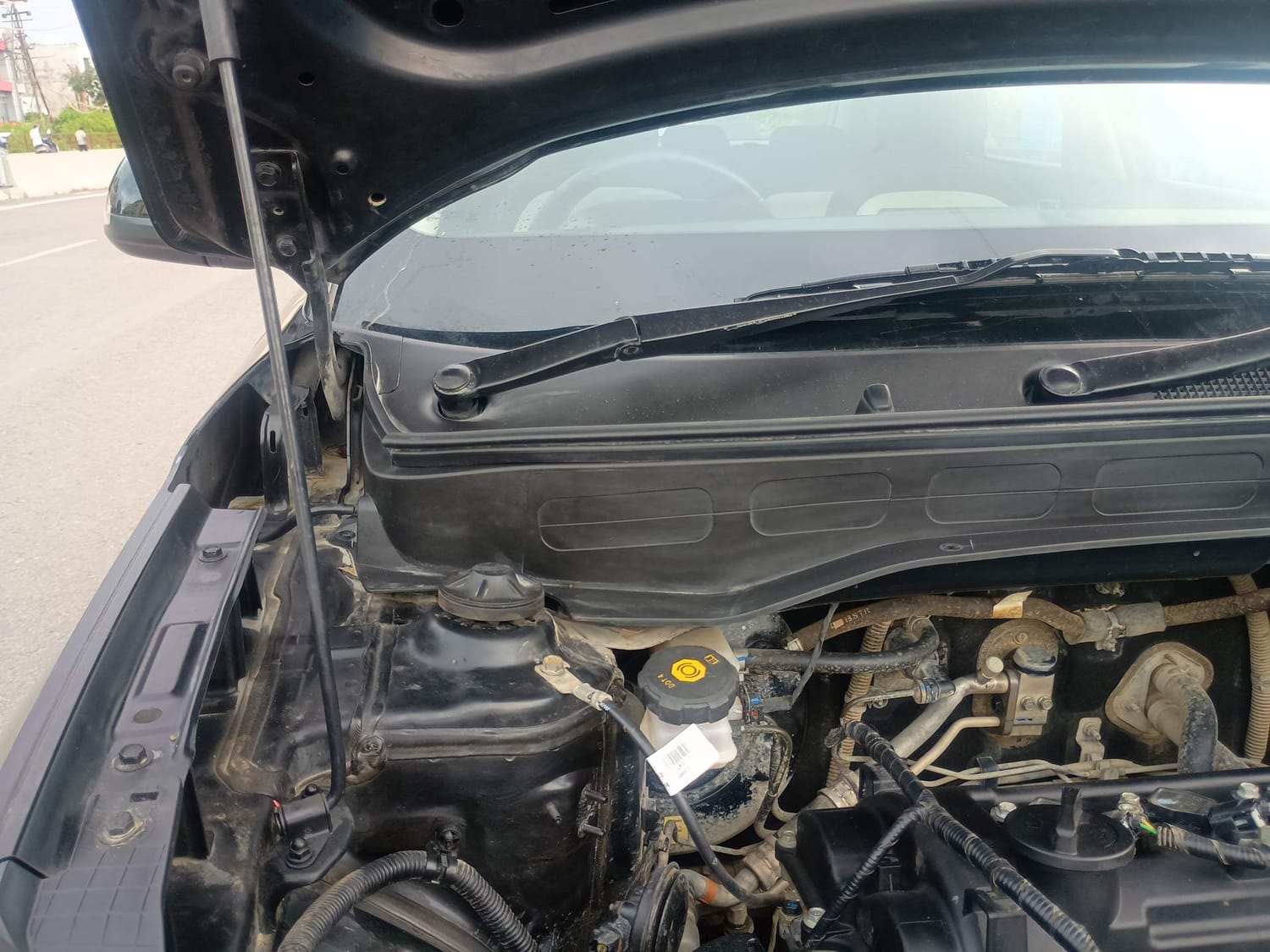 Used 2023 Hyundai Venue SX 1.2 Petrol Petrol Manual engine ENGINE RIGHT SIDE HINGE & APRON VIEW