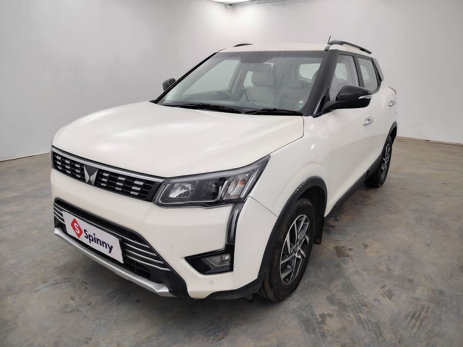 Used 2024 Mahindra XUV 300 W8 (O) 1.2 Petrol AMT Petrol Automatic exterior LEFT FRONT CORNER VIEW