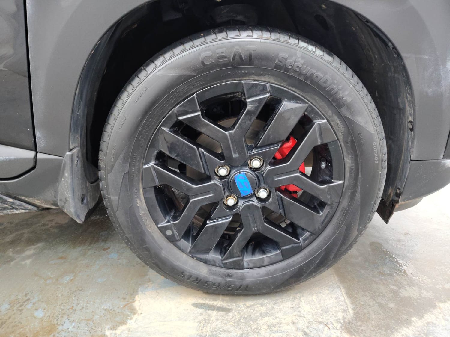 Used 2024 Hyundai Exter SX (O) Connect 1.2 AMT Knight Edition Petrol Automatic tyres RIGHT FRONT TYRE RIM VIEW