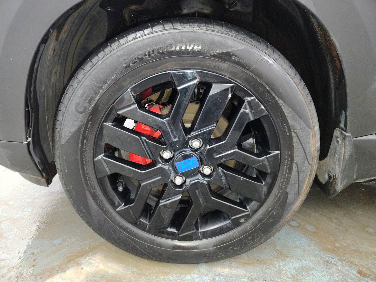 Used 2024 Hyundai Exter SX (O) Connect 1.2 AMT Knight Edition Petrol Automatic tyres LEFT FRONT TYRE RIM VIEW
