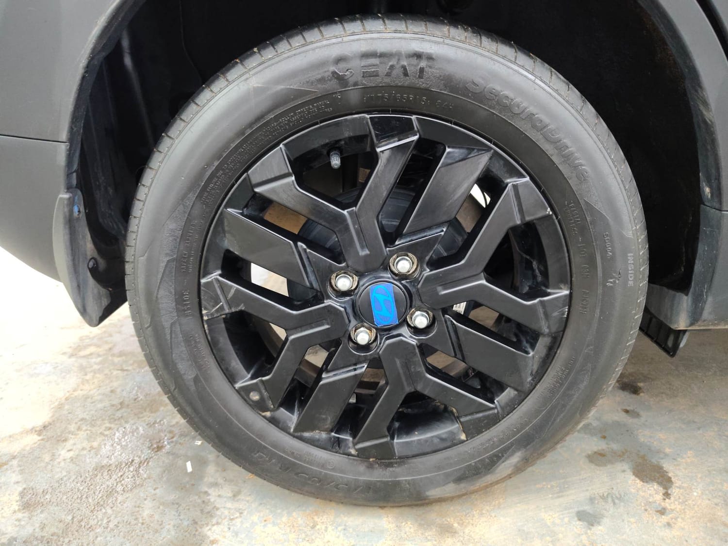 Used 2024 Hyundai Exter SX (O) Connect 1.2 AMT Knight Edition Petrol Automatic tyres RIGHT REAR TYRE RIM VIEW