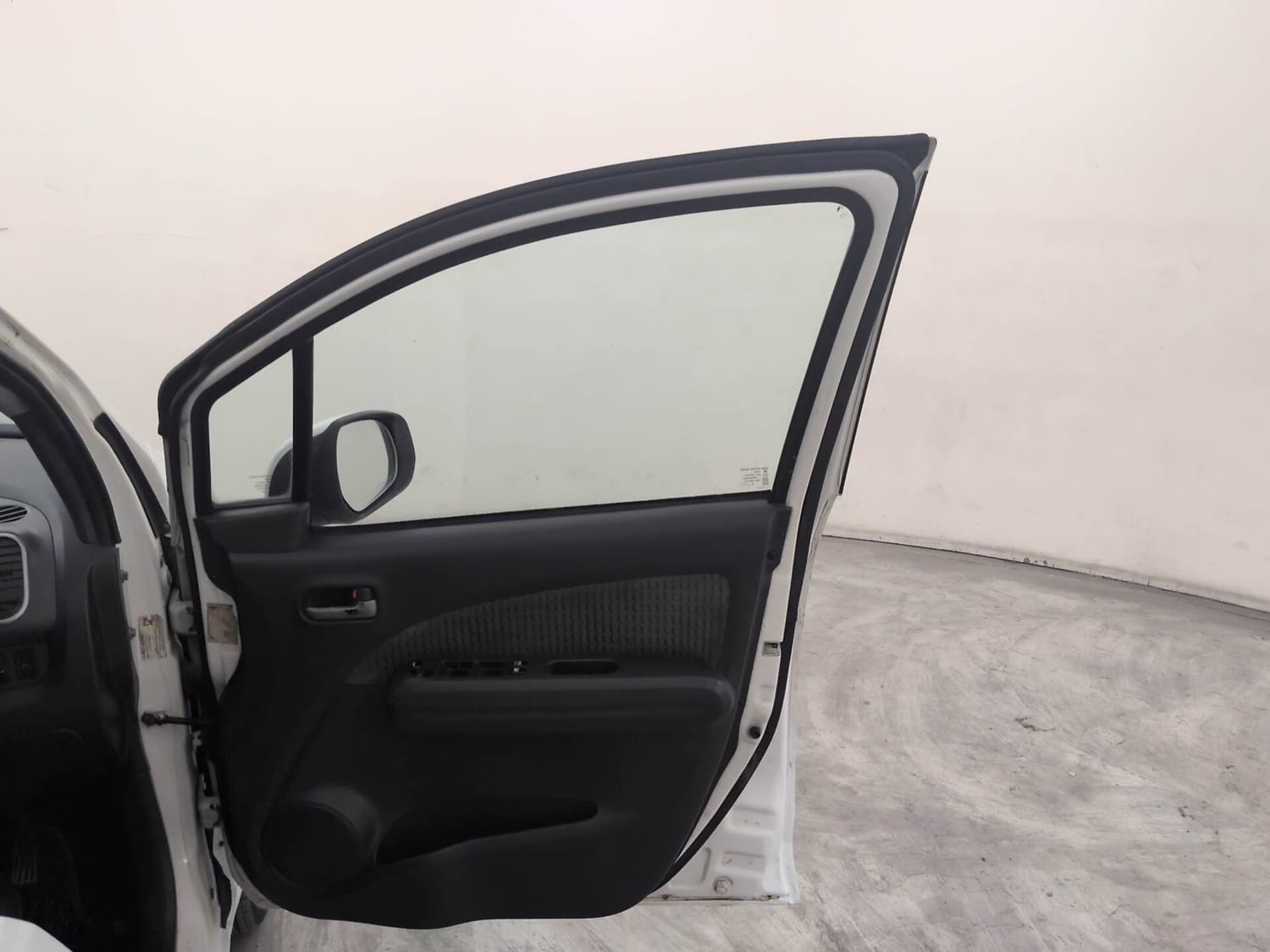 Used 2014 Maruti Suzuki Ritz Zxi BS-IV Petrol Manual interior RIGHT FRONT DOOR OPEN VIEW