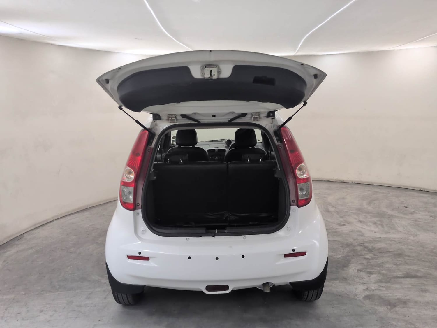 Used 2014 Maruti Suzuki Ritz Zxi BS-IV Petrol Manual interior DICKY DOOR OPEN VIEW