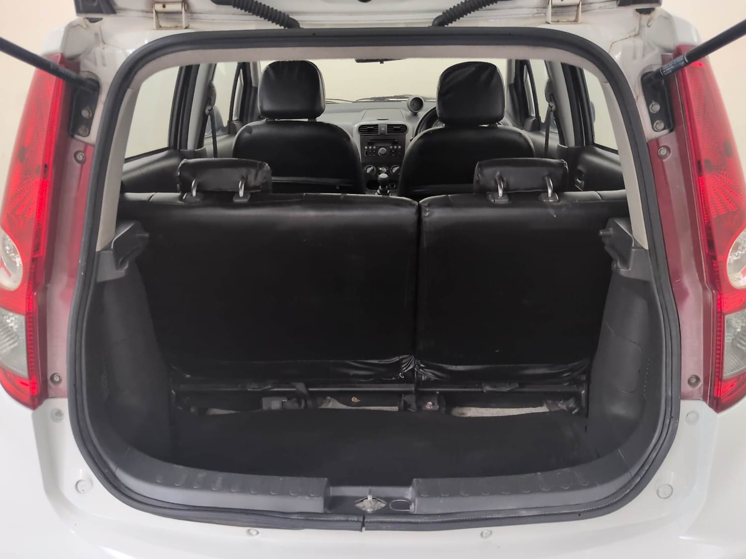 Used 2014 Maruti Suzuki Ritz Zxi BS-IV Petrol Manual interior DICKY INSIDE VIEW