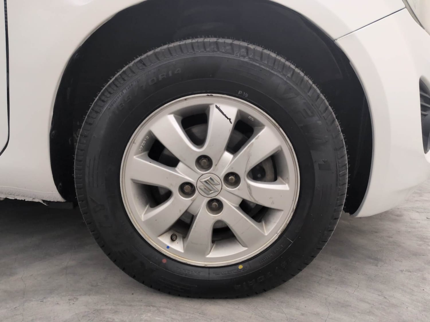 Used 2014 Maruti Suzuki Ritz Zxi BS-IV Petrol Manual tyres RIGHT FRONT TYRE RIM VIEW