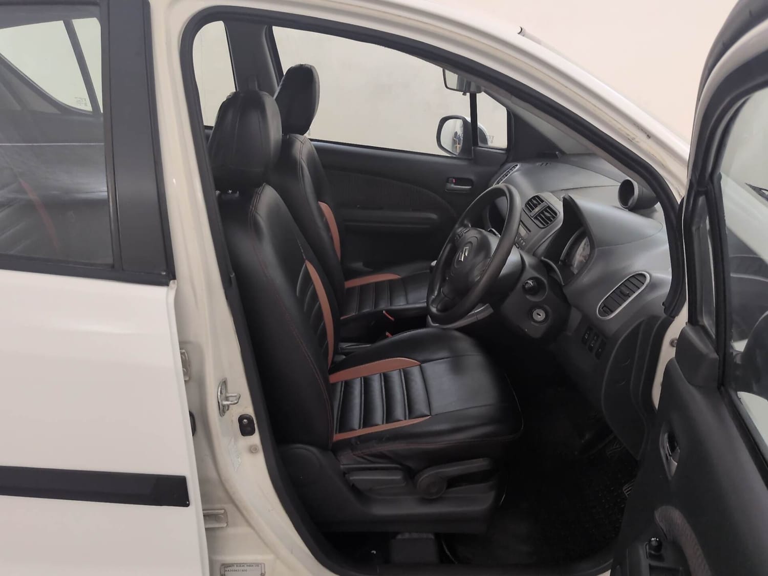 Used 2014 Maruti Suzuki Ritz Zxi BS-IV Petrol Manual interior RIGHT SIDE FRONT DOOR CABIN VIEW