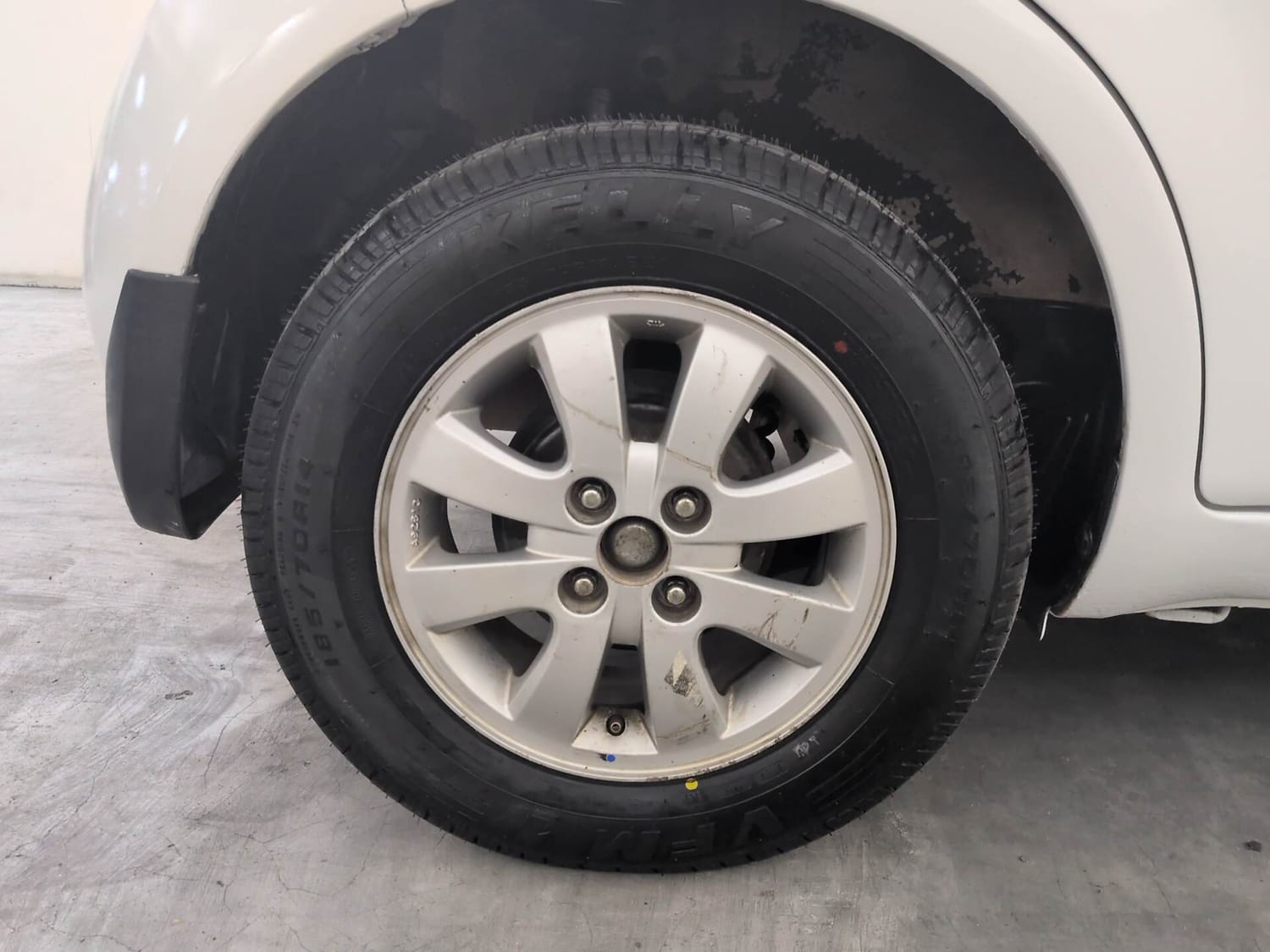 Used 2014 Maruti Suzuki Ritz Zxi BS-IV Petrol Manual tyres RIGHT REAR TYRE RIM VIEW