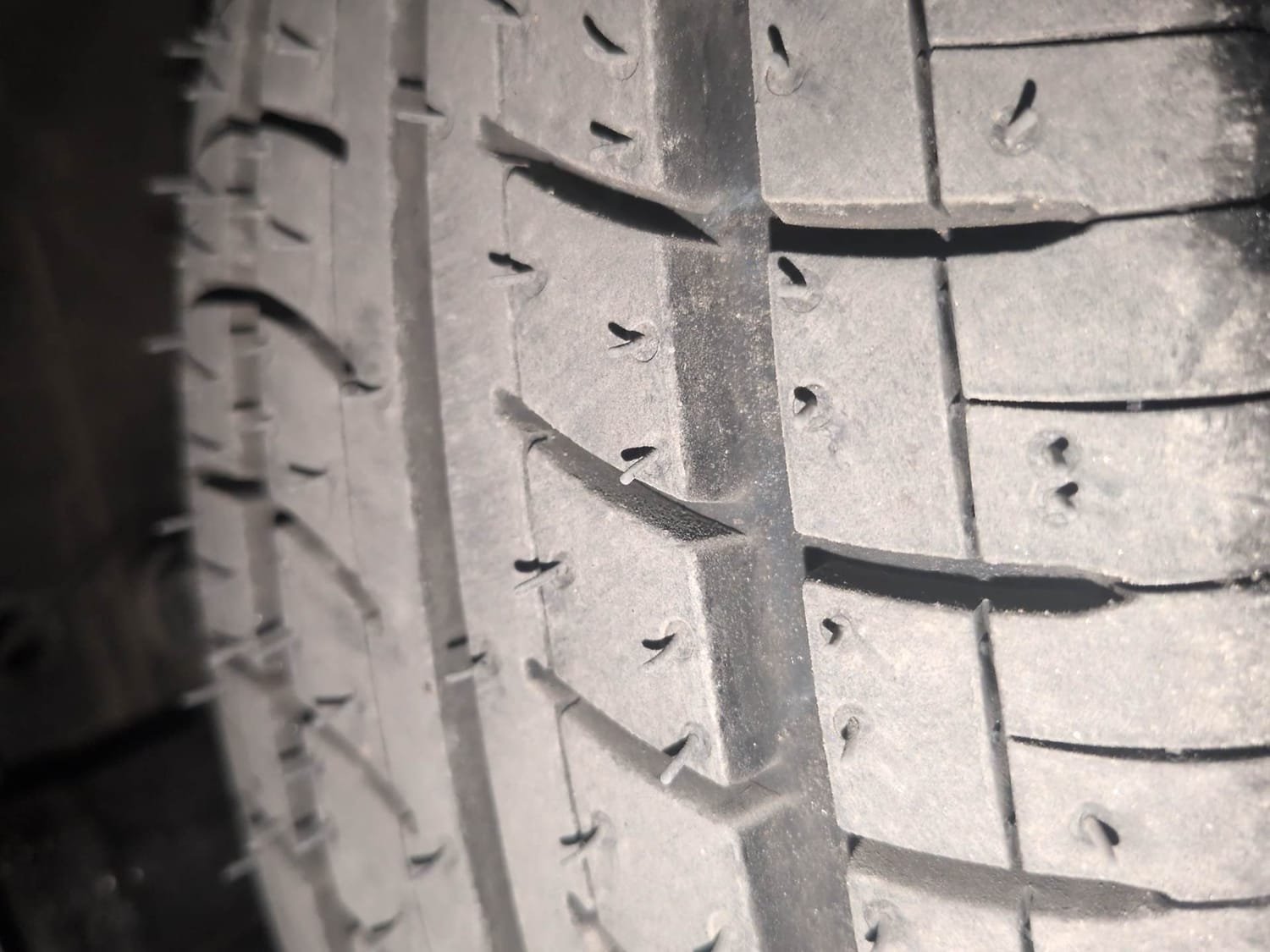 Used 2014 Maruti Suzuki Ritz Zxi BS-IV Petrol Manual tyres RIGHT FRONT TYRE TREAD VIEW