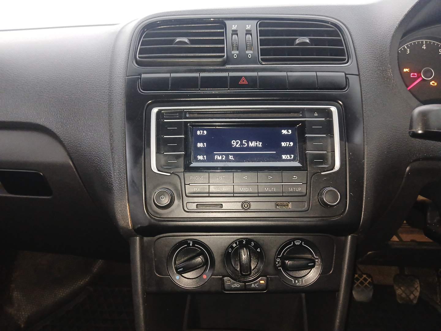 Used 2019 Volkswagen Ameo Comfortline 1.0L (P) Petrol Manual interior MUSIC SYSTEM & AC CONTROL VIEW