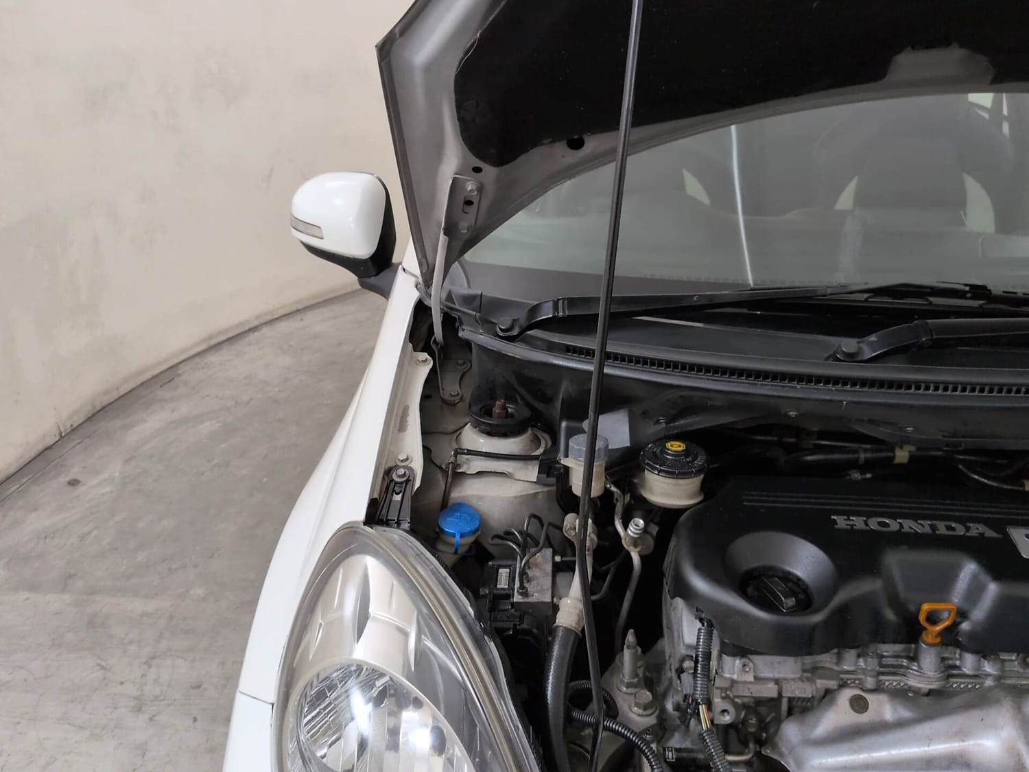 Used 2014 Honda Amaze 1.5 VX i-DTEC Diesel Manual engine ENGINE RIGHT SIDE HINGE & APRON VIEW